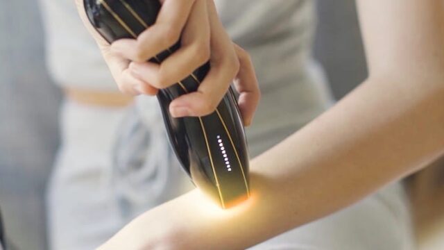 スムーズスキン　腕に照射しているシーン画像